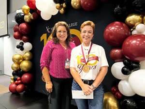 Espinoza receives award from Straus at VC Convocation